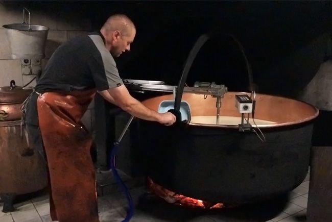 Préparation de la cuisson du lait au chaudron et au feu de bois