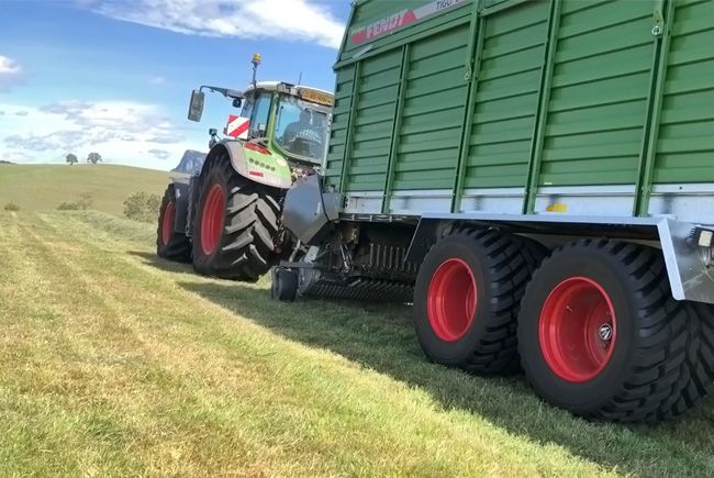 Ramassage du foin en tracteur